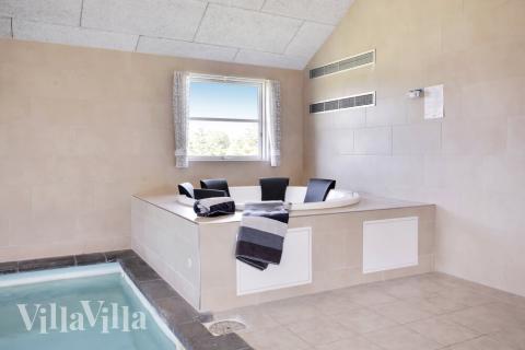 Svømmeturen kan suppleres med en tur i det varme spabad med plads til 4-6 personer eller i saunaen