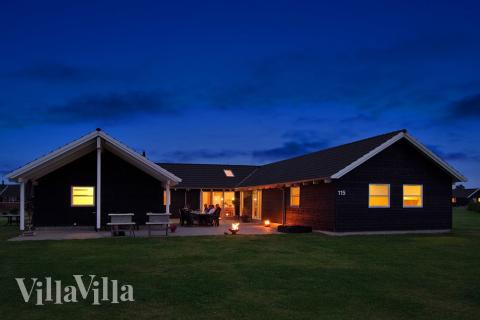 Hyggelige grillaftener på husets store terrasse