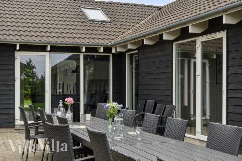 Luksushus nr. 207 har en dejlig terrasse med gode havemøbler til 26 personer.