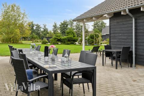 På terrassen i sommerhus nr. 207 er der plads til 26 personer.