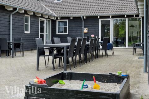 I det attraktive aktivitesrum i luksushus nr. 207 i Lolland/Falster/Møn  er der masser af udendørs aktiviteter, f.eks. legetårn og gynge