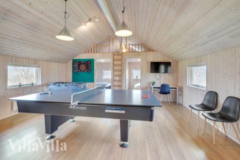 Luksushus 232 til 10 personer byder på et stort aktivitetsrum med bl.a. billard og dart