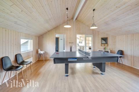 Ud over de mange timer, man kan bruge i husets pool-afdeling, så byder luksushus 232 også på billard/bordtennis og dart