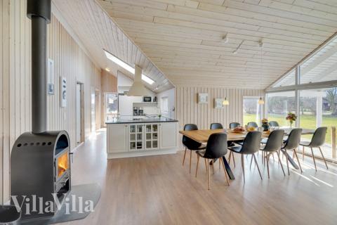 Det store lyse opholdrum i luksushus nr. 232 til 10.