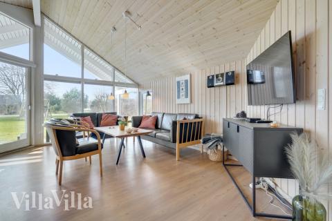 Der er mulighed for hygge i sommerhusets sofaarrangement, når I besøger luksushus nr. 232