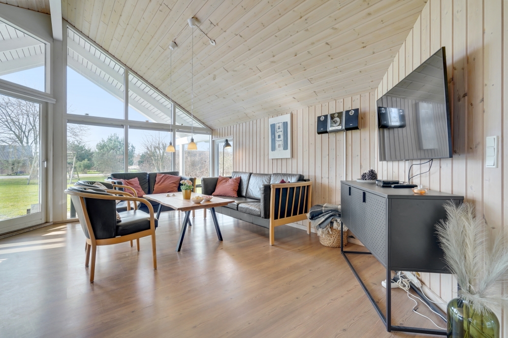Der er mulighed for hygge i sommerhusets sofaarrangement, når I besøger luksushus nr. 232