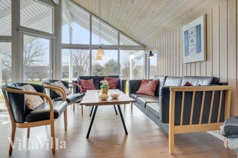 Sofaen i luksushus 232 i Lolland/Falster/Møn indbyder til brætspil eller at se en film sammen.