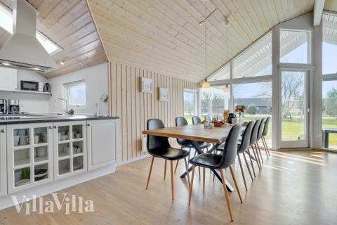 I kan sagtens side 10 personer sammen i sommerhusets opholdsrum, når I besøger luksushus 232 i Lolland/Falster/Møn.