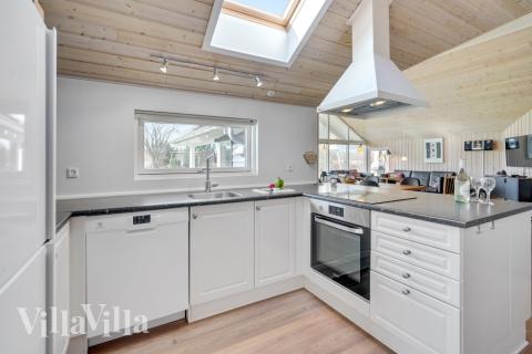 Køkkenet i luksushus nr. 232 er udstyrret, så I let kan lave mad til 10 personer.