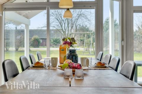 Opholdsrum med plads til 10 i luksushus nr. 232.