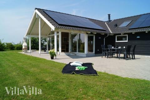 Luksushus nr. 232 har en dejlig terrasse med gode havemøbler til 10 personer.