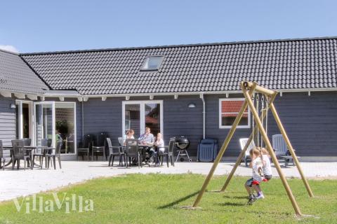 Huset tilbyder en stor terrasse hvor der kan grilles og slappes af, hvis vejret tillader det. For de mindste gæster er der lavet gynge og sandkasse i haven