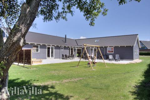 Dette flotte luksushus ligger på naturgrund tæt ved vandet i Bagenkop på hyggelige Langeland