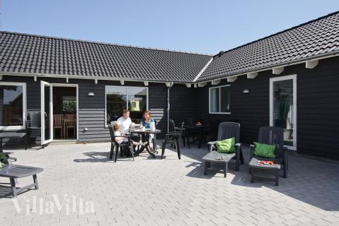 Den store terrasse er perfekt til en solrig sommerdag eller en hyggelig grillaften med venner og familie