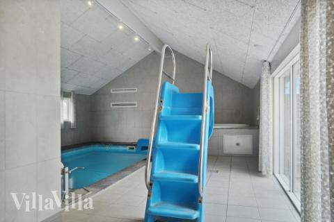 Sommerhus 212 er indrettet med en lækker poolafdeling med vandrutsjebane, dejlig stor indbygget spabad og sauna