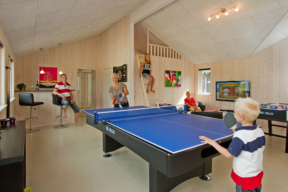 Aktive gæster kan dyste mod hinanden i aktivitetsrummet, hvor der er mulighed for billard/bordtennis, fodboldspil og dart
