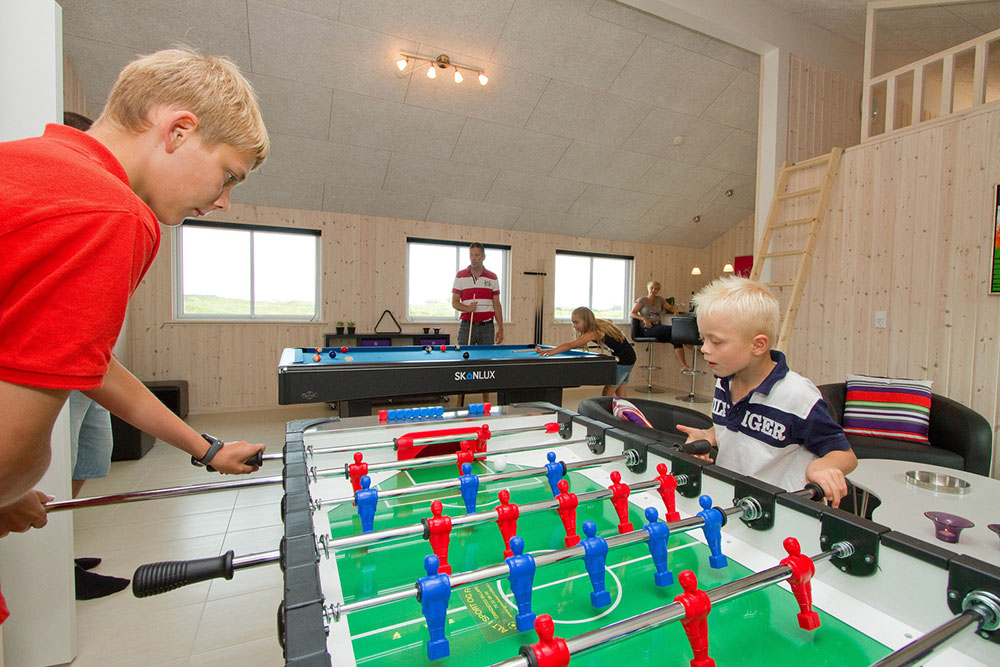 Er der mere energi efter aktiviteterne i husets eget badeland kan der i aktivitetsrummet dystes om både æren og opvasken !
