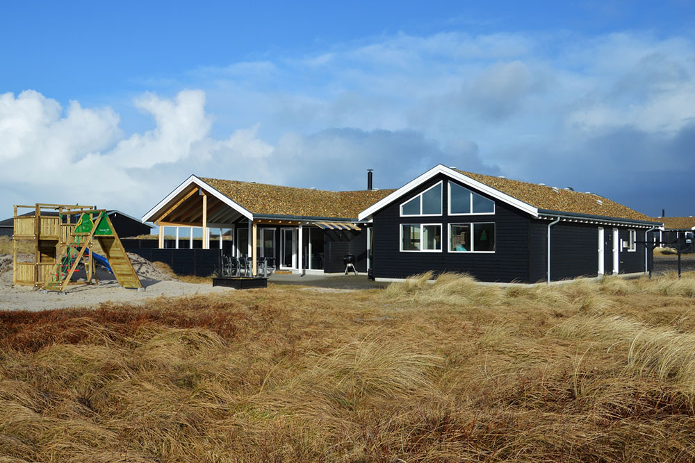 Dette skønne luksushus nær Søndervig strand med eget vandland og aktivitetsrum er en sikker feriesucces uanset vejr og årstid
