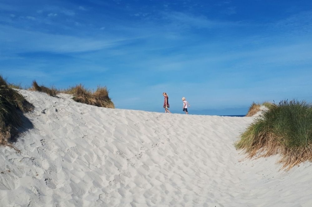 Stranden nær luksushus nr. 292 i Vestjylland indbyder til en gåtur.