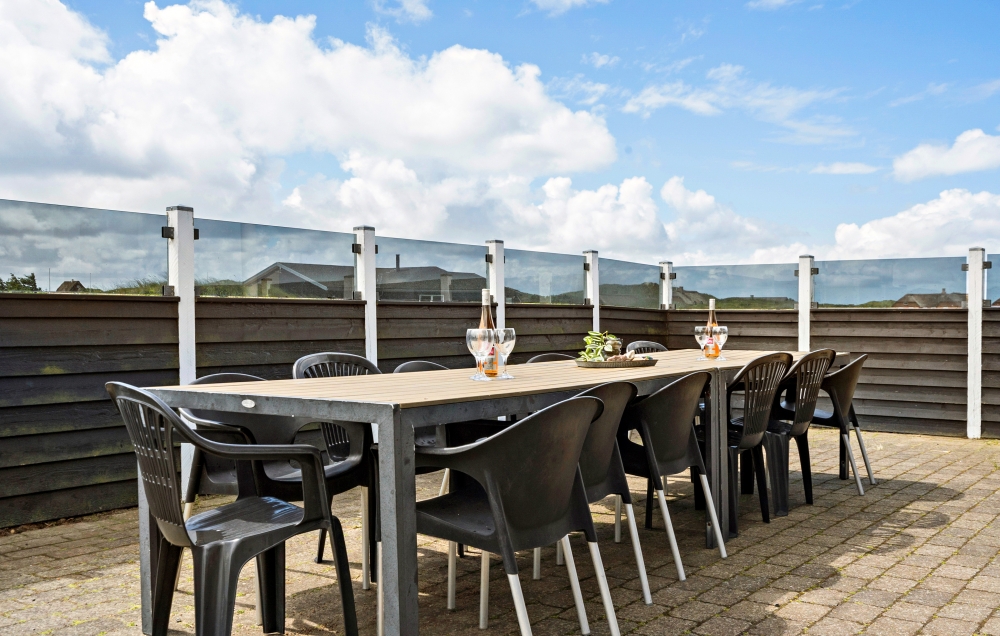 Nyd en grillaften på terrassen i luksushus nr. 294 i Vestjylland