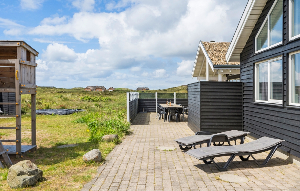På terrassen i sommerhus nr. 294 er der plads til 18 personer.