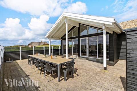 Luksushus nr. 294 har en dejlig terrasse med gode havemøbler til 18 personer.