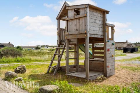 I det attraktive aktivitesrum i luksushus nr. 294 i Vestjylland  er der masser af udendørs aktiviteter, f.eks. legetårn og gynge