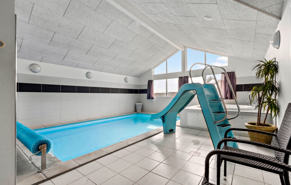 Sommerhus 294 er indrettet med en lækker poolafdeling med vandrutsjebane, dejlig stor indbygget spabad og sauna