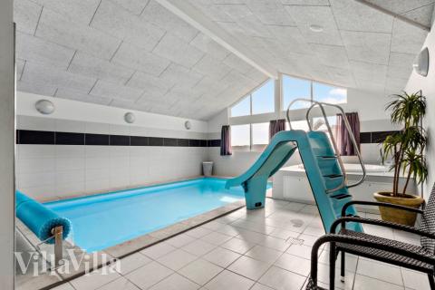 Sommerhus 294 er indrettet med en lækker poolafdeling med vandrutsjebane, dejlig stor indbygget spabad og sauna