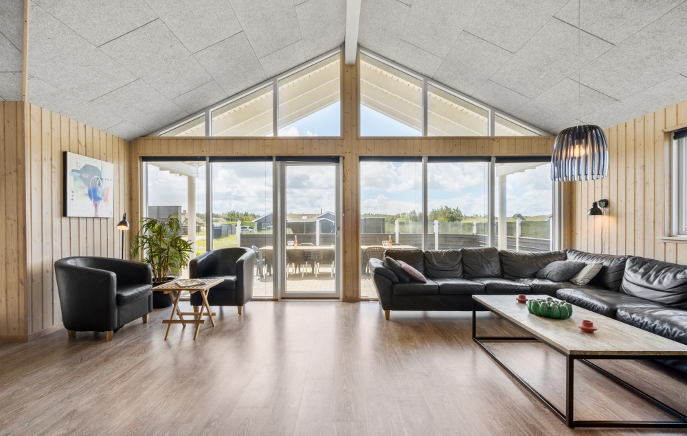 Der er mulighed for hygge i sommerhusets sofaarrangement, når I besøger luksushus nr. 294