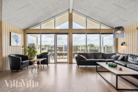 Der er mulighed for hygge i sommerhusets sofaarrangement, når I besøger luksushus nr. 294