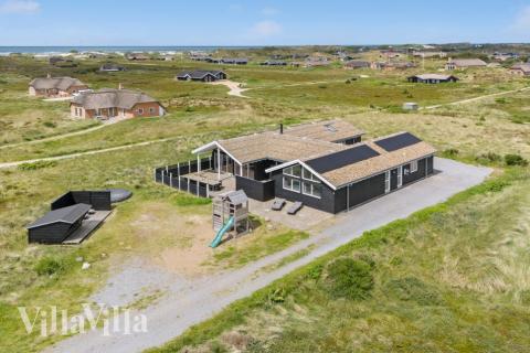 Dette skønne poolhus nr. 294 med plads til 18 personer ligger i Vestjylland