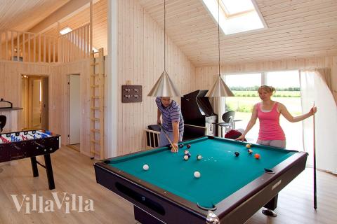 Efter svømmeturen er der rig mulighed for at udfordre hinanden i billard/bordtennis, bordfodbold og dart i husets aktivitetsrum. Der er selvfølgelig også internet, DVD, Wii og Playstation2