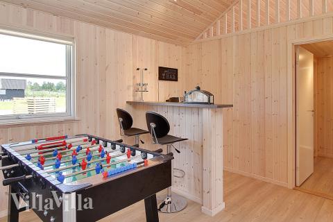 I aktivitetsrummet er ligeledes indrettet en bar med køleskab, hvor der kan mikses drinks og heppes på de dystende