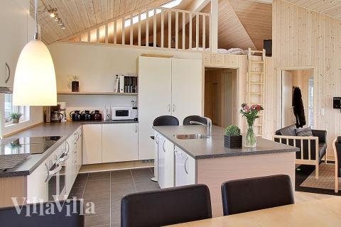 Køkkenet er velindrettet og i åben forbindelse med opholdsrummet, så der kan hygges med resten af selskabet over madlavningen