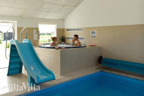 Spaen har plads til 4-6 personer og er et oplagt sted at slappe af efter en spændende feriedag