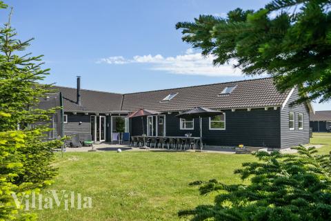 Dette skønne poolhus nr. 251 med plads til 20 personer ligger i Lolland/Falster/Møn