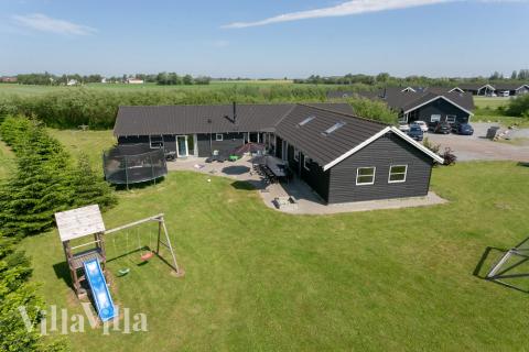 Flot sommerhus nr. 251 med god plads til op til 20 personer