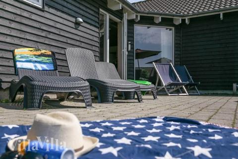 Luksushus nr. 251 har en dejlig terrasse med gode havemøbler til 20 personer.