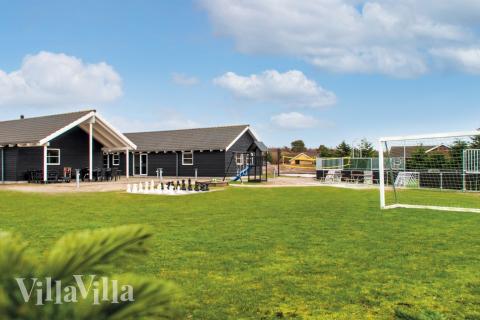 Dette skønne poolhus nr. 201 med plads til 24 personer ligger i Lolland/Falster/Møn