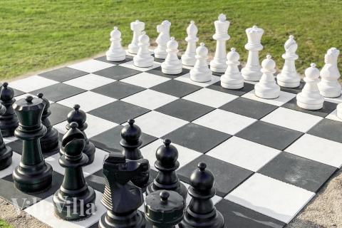 I det attraktive aktivitesrum i luksushus nr. 201 i Lolland/Falster/Møn  er der masser af udendørs aktiviteter, f.eks. legetårn og gynge