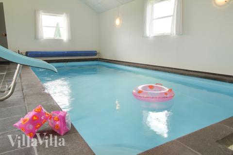 Sommerhus 201 er indrettet med en lækker poolafdeling med vandrutsjebane, dejlig stor indbygget spabad og sauna