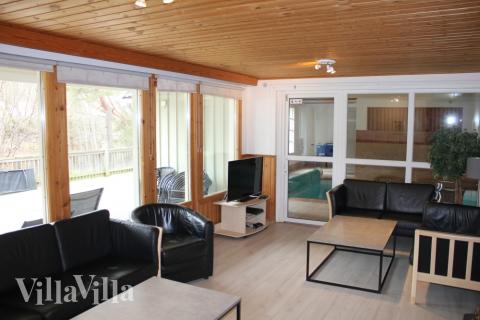 Der er rig mulighed for at slappe af i husets hyggelige stue/alrum, hvor der er brændeovn, fjernsyn samt komfortable møbler