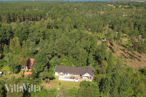 Med sine ialt 170 m2 danner dette hus, midt i den skønne Öland-natur, fantastiske rammer for en perfekt ferie