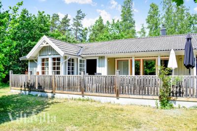 Dette skønne poolhus nr. 126 med plads til 12 personer ligger i Sverige