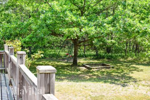 I det attraktive aktivitesrum i luksushus nr. 126 i Sverige  er der masser af udendørs aktiviteter, f.eks. legetårn og gynge