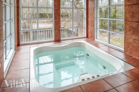 Nyd varmen i spaen i luksushus nr. 126 i Sverige