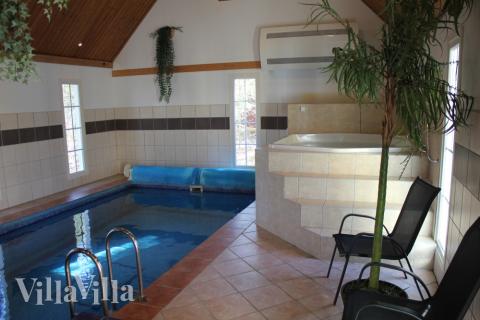 Huset store poolafdeling er et slaraffenland for vandhunde med pool, børnepool og spa