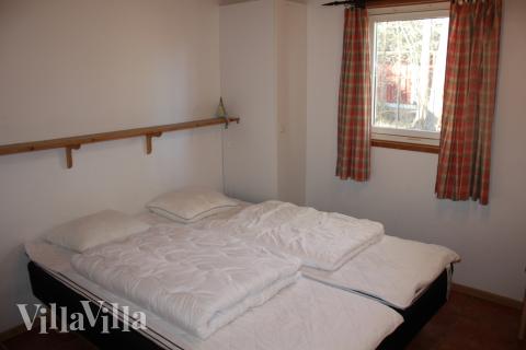 Huset er indrettet med hems og 4 soverum, hvoraf 3 er dobbeltværelser og 1 værelse er indrettet med to etagesenge