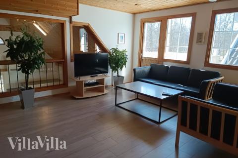 Stuen på 1. sal er indrettet med 2 sofagrupper, udgang til altanen og med kig til poolafdelingen